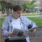 Estudiante de periodismo, imparte clases de francés