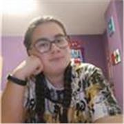 Estudiante imparte clases de apoyo para niños en edas Escolar