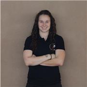 Éducatrice sportive donne des cours de sport adaptés pour tous