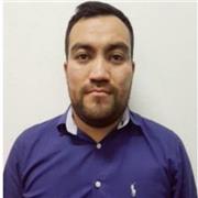 Profesor imparte clases de educación física para todas las edades