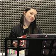 Soy cantante, profesora de canto y vocal coach. Me enfoco en acompañar al alumno en su proceso vocal desde la adolescencia