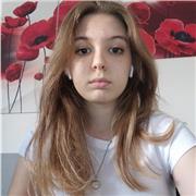 Alunna al Quinto Anno di Liceo Scientifico Offre Aiuto Compiti