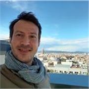Profesor cercano con vocación para enseñar a niñas y niños de primaria 