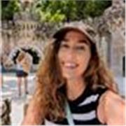 Me defino como una persona responsable y divertida. Trabajando desde el juego y desde los gustos del alumno.
