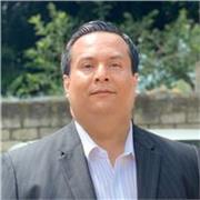 Profesor experto en negocios imparte temas de emprendimiento para todas las edades