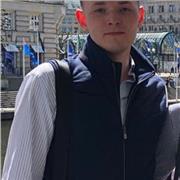 Engagierter Nachhilfelehrer bietet Unterricht in mehreren Fächern an