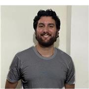 Laureato in musicologia, offre lezioni di musica, storia, italiano e geografia