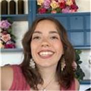 Profesora de Matemáticas, Física o bachillerato. Además de inglés y francés.