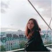 Profesora de Historia e Historia del Arte, con Máster en Educación Secundaria Obligatoria y Enseñanza de Idiomas.