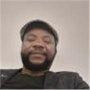 klein kind spleit mit dem jungen im klass.