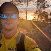 Coach sportif particulier donne de l'aide à qui en a besoin