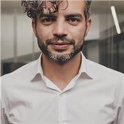 Profesor de marketing que traduce la teoría en estrategia pura y resultados reales, a partir de una metodología clara, directa, y