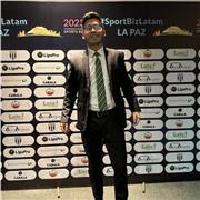 Un profesor Justo pero Estricto, que se preocupa por el futuro de los adolescentes, la idea es dar clases a niños de 12 a 17 años