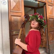 Sono un insegnante di Violoncello attenta a tutte le necessità e i bisogni degli alunni attraverso una didattica personalizzata