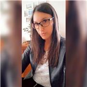 Impiegata di contabilità inpartisce lezioni di italiano e matematica a bambini di elementari e medie