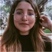 Profesora de dibujo y pintura imparte clases a niños y jóvenes