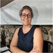 Maestra de Pedagogía Terapéutica que busca facilitar su aprendizaje, orientando, colaborando y elaborando.