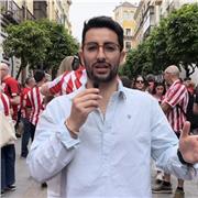 Profesor de inglés imparte clases particulares a niños de primaria