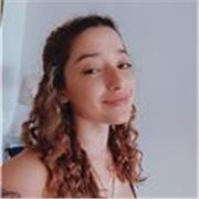 Profesora de ingles imparte clases a niños
