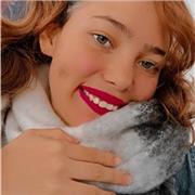 Chica joven, refuerzo en asignaturas a estudiantes de infantil y primaria