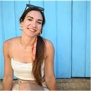 Studentessa universitaria impartisce lezioni di grammatica italiana per stranieri