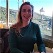 Soy profesora de lengua y literatura y me apasiona impartir clases de esta materia de manera práctica e ilusionante.