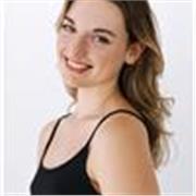 Profesora titulada en Bellas Artes, con máster en Investigación y Producción Artística. Experta en danza y teatro
