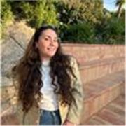 Professeur d’anglais diplômée passionnée par la transmission aux autres et super good vibes 