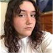 Chica joven y dinámica acompañante en tareas y tiempo libre