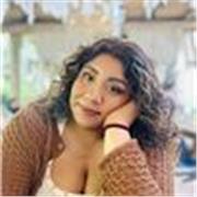 Profesora de historia didáctica y paciente da clases a niños de primaria y secundaria