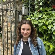 Profesora de teatro, historia y arte para todas las edades, con experiencia en niños y adultos.