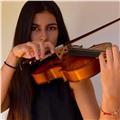 Estudiante de violín imparte clases a niños pequeños