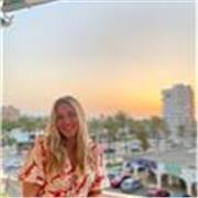 Me defino como una profesora de francés cercana, dinámica y muy práctica. Aprendí el idioma desde niña, cuando viví en París y est