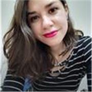 Profesora de psicología imparte clases a niños y adolescentes