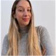 Profesora de arte dicta clases a todas las edades