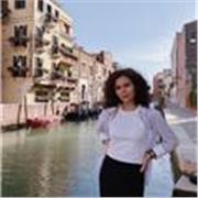 Estudié historia en Venecia, por lo tanto hablo también italiano y tengo una formación académica amplia en materias humanísticas.