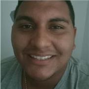 Profesor de matemáticas imparte clases a todos los niños, de todas las edades y cursos