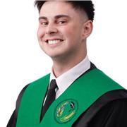 Estudiante de universidad que da clase de matemáticas o lengua de primaria