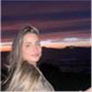 Profesora de apoyo escolar a niños de Educación Primaria