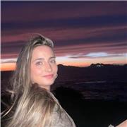 Profesora de apoyo escolar a niños de Educación Primaria