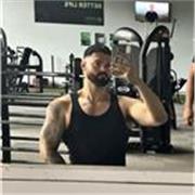 Entrenador personal titulado con amplia experiencia en fitness y nutrición