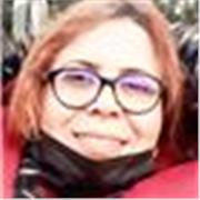 Professeur bilingue donne des cours scientifiques