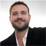 Insegno grafica con passione, ispirando giovani creativi a esprimersi