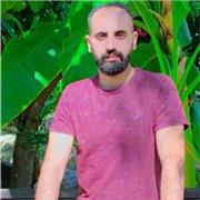 Profesor de inglés imparte clases a nios e todas las edades