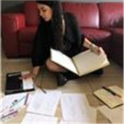Docente di Fashion Design impartisce lezioni di disegno e di progettazione