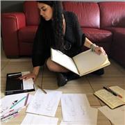 Laureata in Fashion Design con alle spalle esperienza nel insegnamento. 
Nel corso degli anni ho sviluppato diverse competenze in ambito artistico