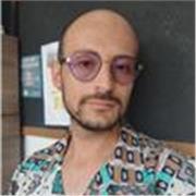 Profesor de filosofía, capacitado en diferentes áreas de las ciencias humanas. Con experiencia en diferentes metodologías