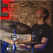 Clases de batería adaptadas a cualquier nivel! Baterista profesional con más de 10 años de experiencia, graduado en prestigiosas escuelas de Barcelona, Amsterdam y Los Ángeles