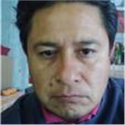 Profesor imparte clases a adolescentes nivel preparatoria