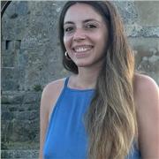 Insegnante di Storia dell'Arte, esperta di Arte contemporanea e di materie tecnico-pittoriche e plastiche